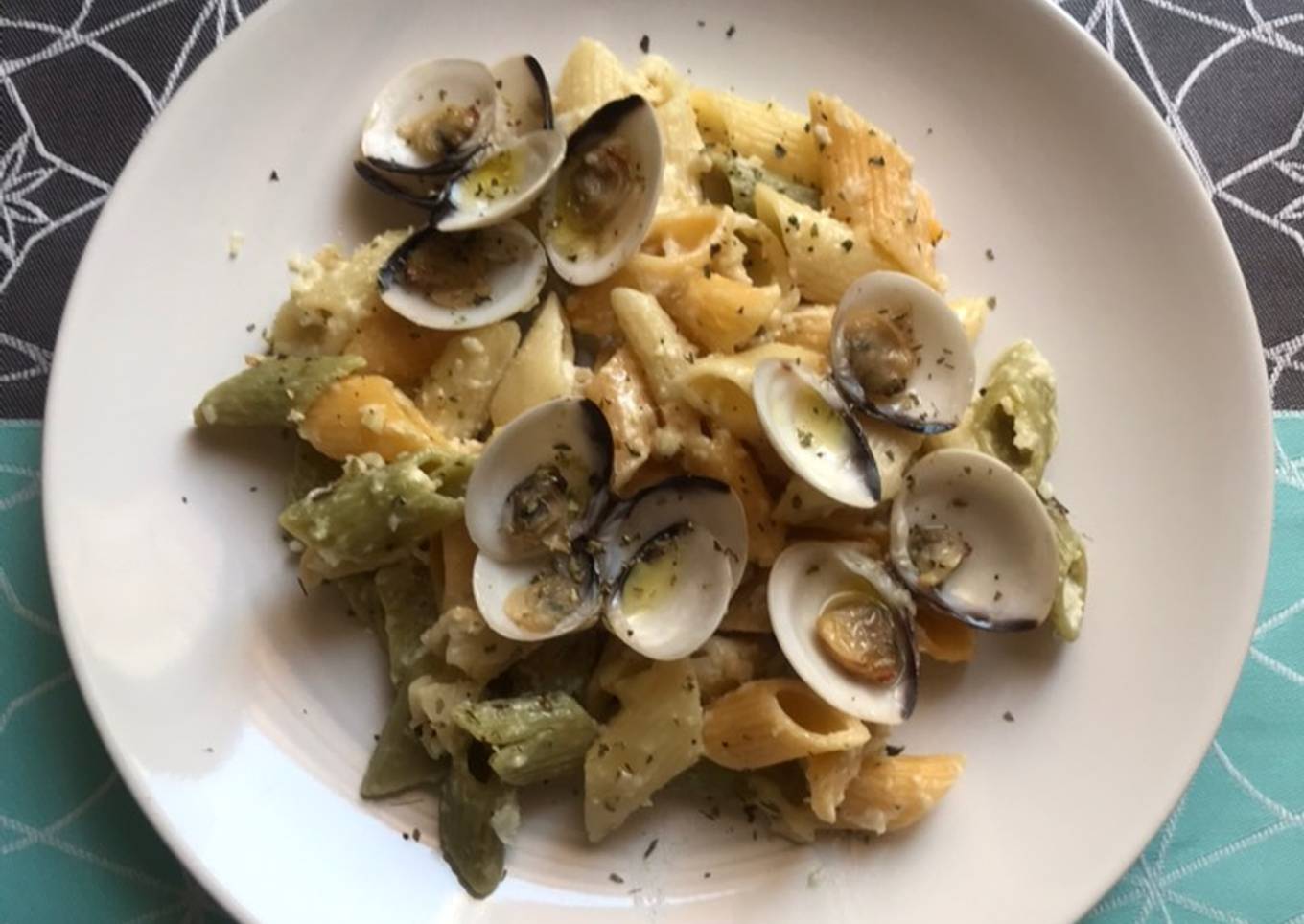 Pasta con salsa de anacardos y cebolla tierna, y almejas al ajillo. Vegetariana 🌱 o no