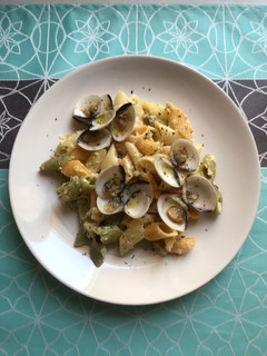 Una foto de Pasta con salsa de anacardos y cebolla tierna, y almejas al ajillo. Vegetariana 🌱 o no