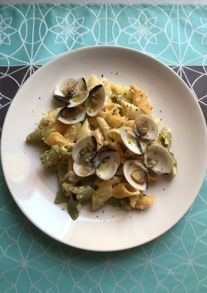 Una foto de Pasta con salsa de anacardos y cebolla tierna, y almejas al ajillo. Vegetariana 🌱 o no