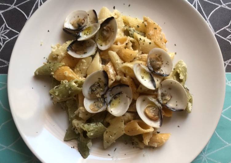 Pasta con salsa de anacardos y cebolla tierna, y almejas al ajillo. Vegetariana 🌱 o no