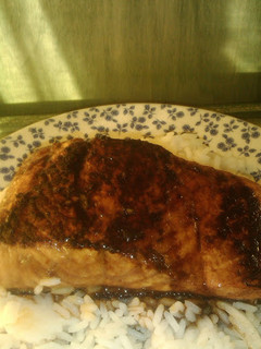 Una foto de Salmón al grill marinado en soja y vino de arroz