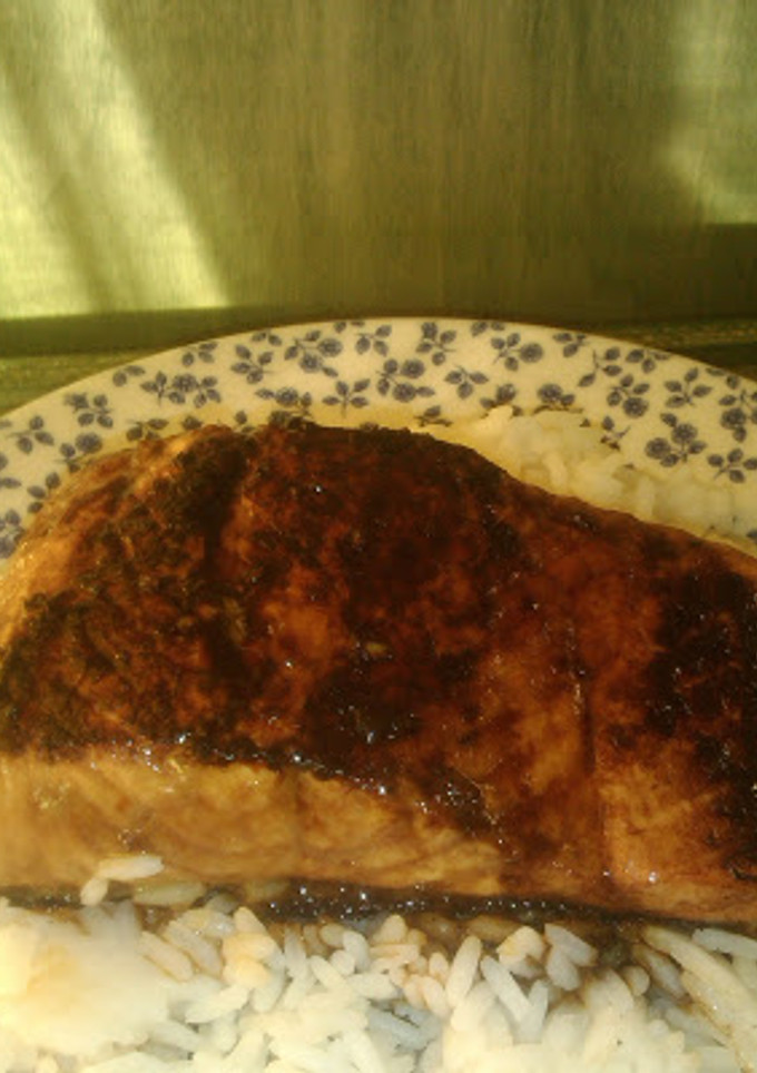 Una foto de Salmón al grill marinado en soja y vino de arroz