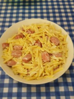 Una foto de Macarrones carbonara con salchichas