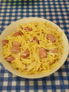 Una foto de Macarrones carbonara con salchichas
