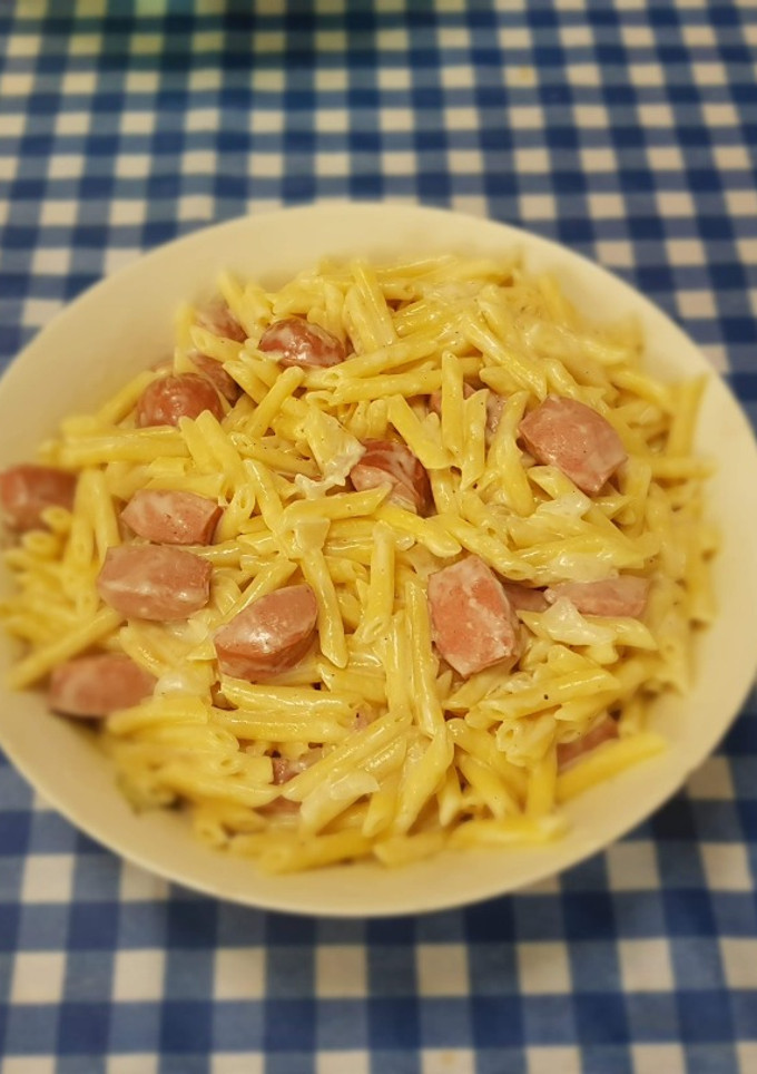 Una foto de Macarrones carbonara con salchichas