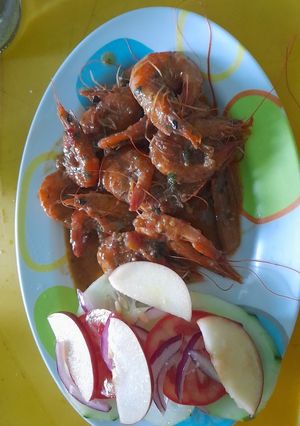Una foto de Camarones al vapor con hierbas y ensalada fresca 🥗