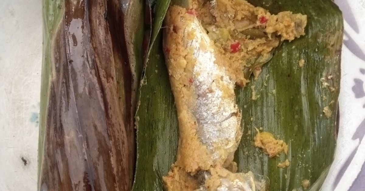 Brengkes/pepes Pindang (ikan sarden)