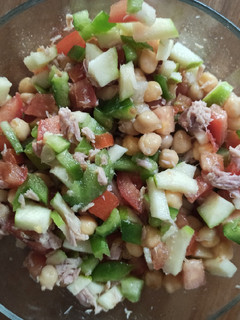 Una foto de Ensalada de garbanzos