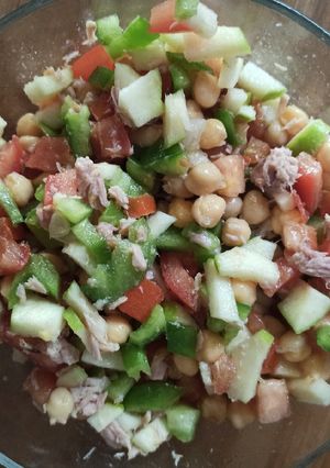 Una foto de Ensalada de garbanzos