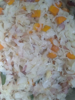 முட்டைக்கோஸ்கேரட் பொறியல் (Muttaikosh carrot poriyal recipe in tamil) செய்முறை முக்கிய புகைப்படம்