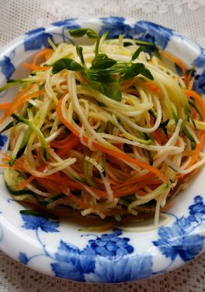 柑橘風胡蘿蔔櫛瓜麵沙拉 的食譜成品照片