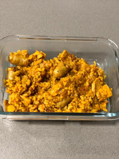 Una foto de Arroz con pollo y salchichas