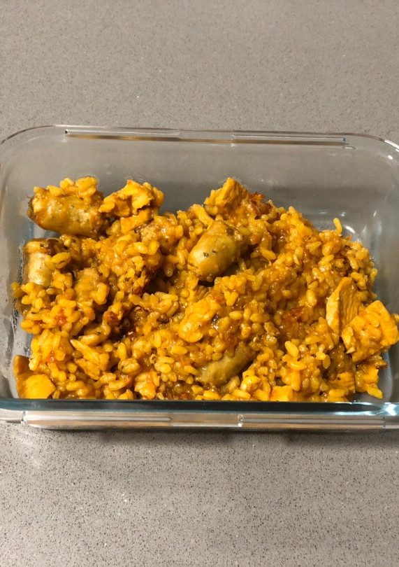 Una foto de Arroz con pollo y salchichas