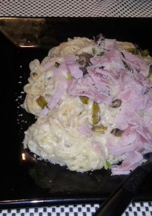 Una foto de Fideos con salsa de jamón y verdeo