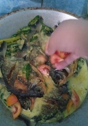 Foto resep Sayur ikan bawal nyomok kuning cabe ijo (ikan bawal di kuningin)
