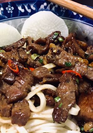 รูปของ บะหมี่เนื้อผัดซอสย่าง(และแป้งมัน มิตรแท้เนื้อเกรดธรรมดาหมักไม่นานรสมาเต็ม)
