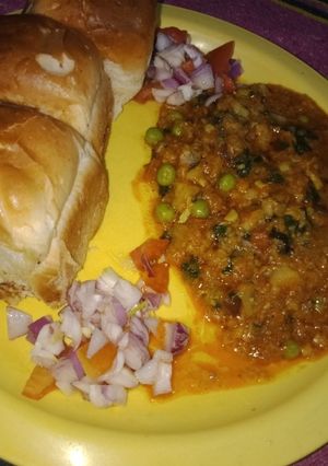 पाव भाजी (Pav bhaji recipe in Hindi) रेसिपी मुख्य फोटो