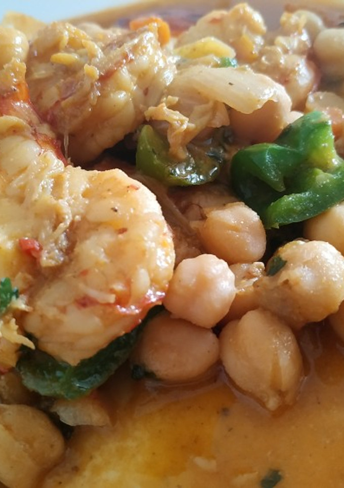 Una foto de Garbanzos con gambas al curry
