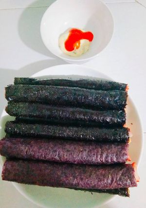 Hình của món Kimbap cơm cuộn rong biển.