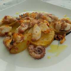 Una foto de Pulpo con patatas al horno