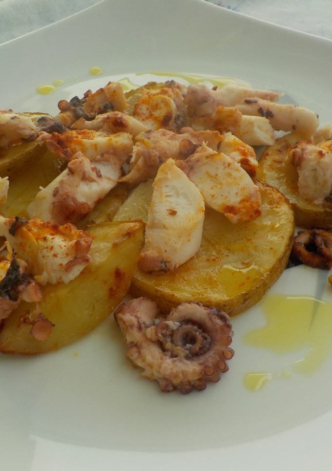 Una foto de Pulpo con patatas al horno
