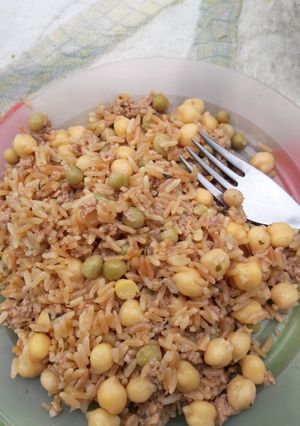 Una foto de Arroz Frito con legumbres.🥘🍚🍲
