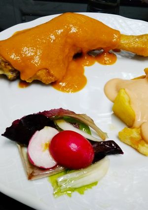 Una foto de Muslo de pollo de corral a la cerveza, con patatas bravas