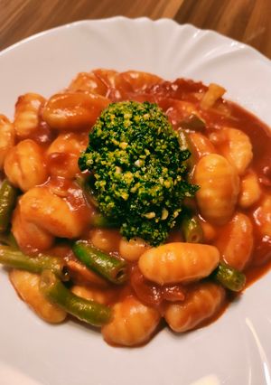 Paradicsomos gnocci, törökmogyorós spenótos pestóval recept fotója