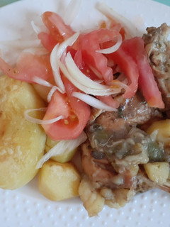 Una foto de Pollo al horno con papas doradas