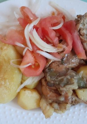 Una foto de Pollo al horno con papas doradas
