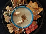 ચીઝ ફોંડયું પ્લેટર (Cheese Fondue Platter Recipe In Gujarati)