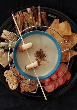 ચીઝ ફોંડયું પ્લેટર (Cheese Fondue Platter Recipe In Gujarati) રેસીપી મુખ્ય ફોટો