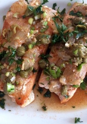 Una foto de Salmón con salsa cruda (receta gourmet de Ada Concaro)