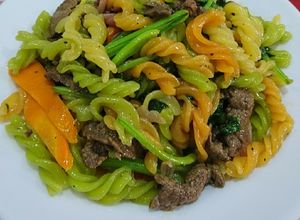 Hình của món Nui xoắn xào bò.