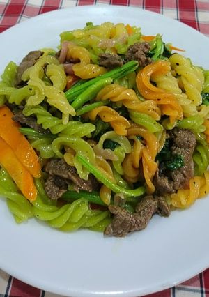 Hình của món Nui xoắn xào bò.