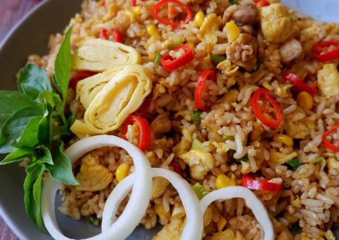 Nasi goreng rendang ayam cabe merah dan jagung