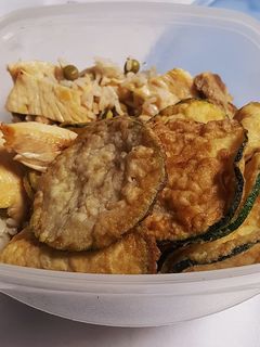 Una foto de Arroz con pollo y verduras