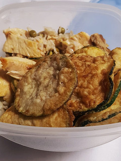 Una foto de Arroz con pollo y verduras