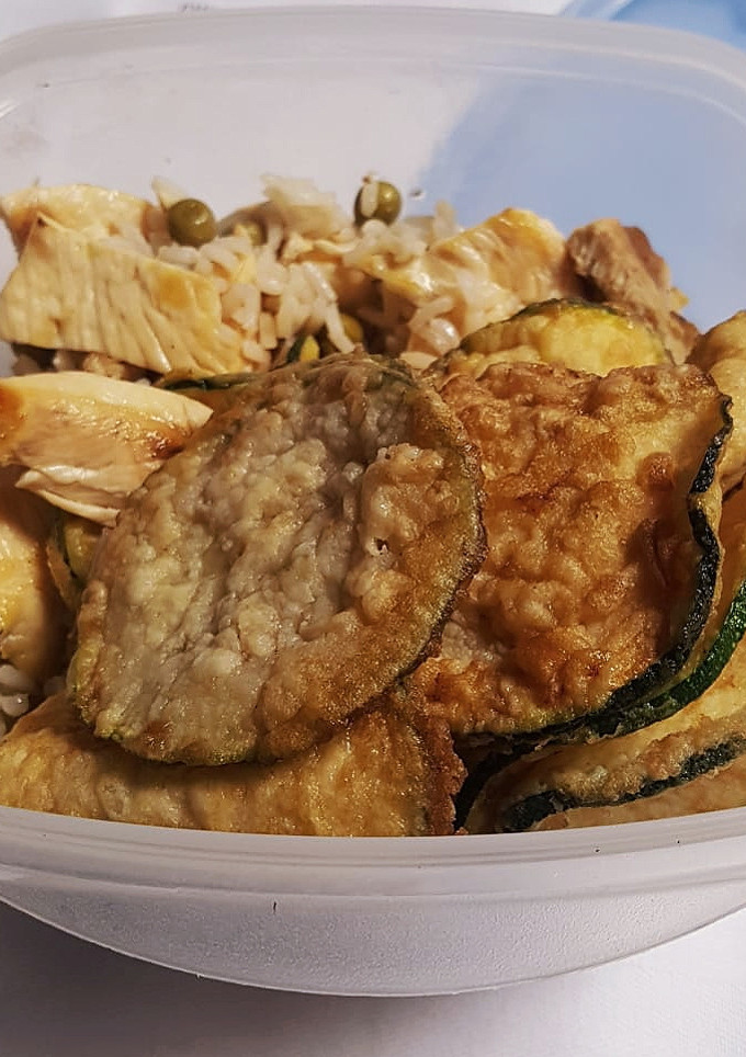 Una foto de Arroz con pollo y verduras