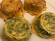 Una foto di lasagna con spinaci
