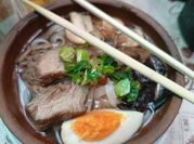 Una foto de ramen de vacuno