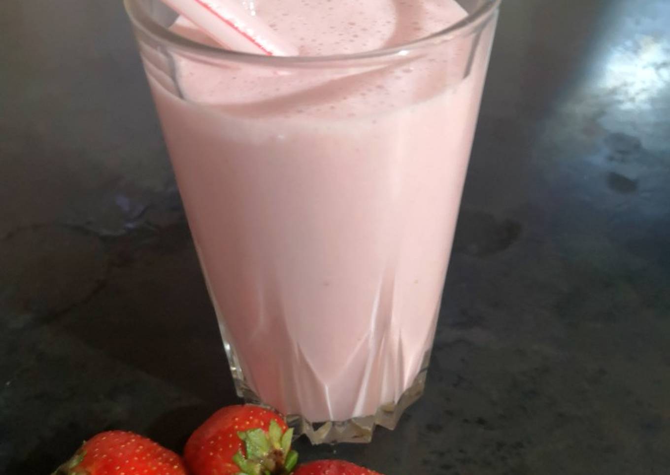 Strawberry lassi