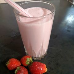 A picture of Strawberry lassi.