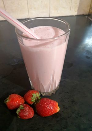 A picture of Strawberry lassi.