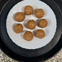 A picture of Til-gud Laddu.