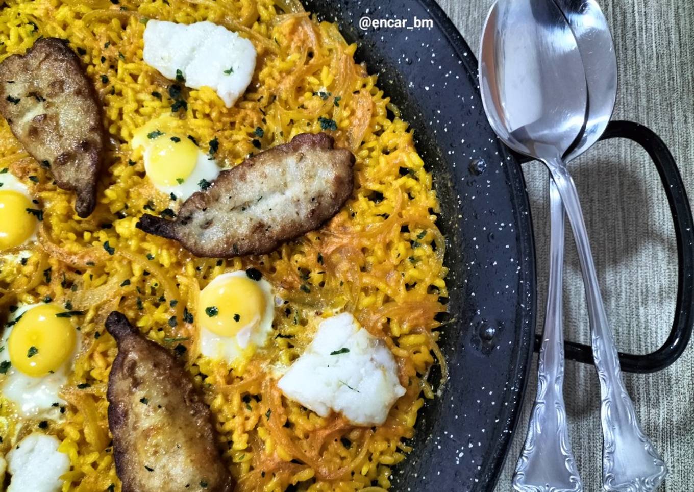 Arroz con cebolla, bacalao, boquerones y huevos de codorniz