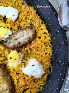 Una foto de Arroz con cebolla, bacalao, boquerones y huevos de codorniz