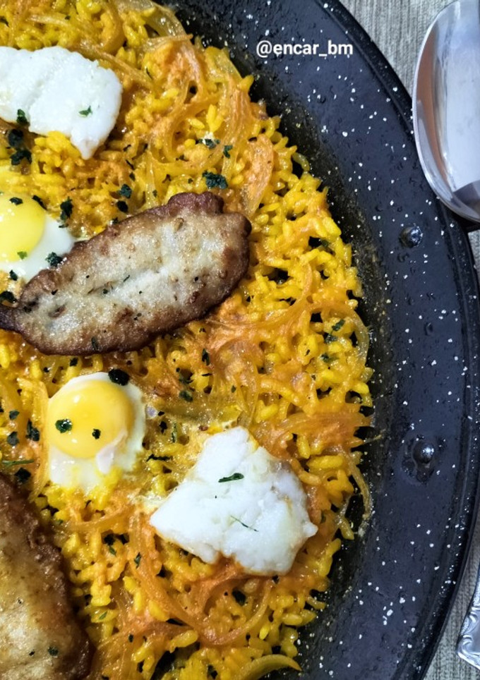Una foto de Arroz con cebolla, bacalao, boquerones y huevos de codorniz