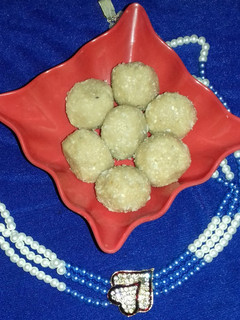 तिल मावा लड्डू (Til mawa ladoo recipe in Hindi) रेसिपी मुख्य फोटो