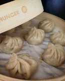 Dumpling al vapore con verdure e gamberi con salsa piccante (senza frumento e soia)